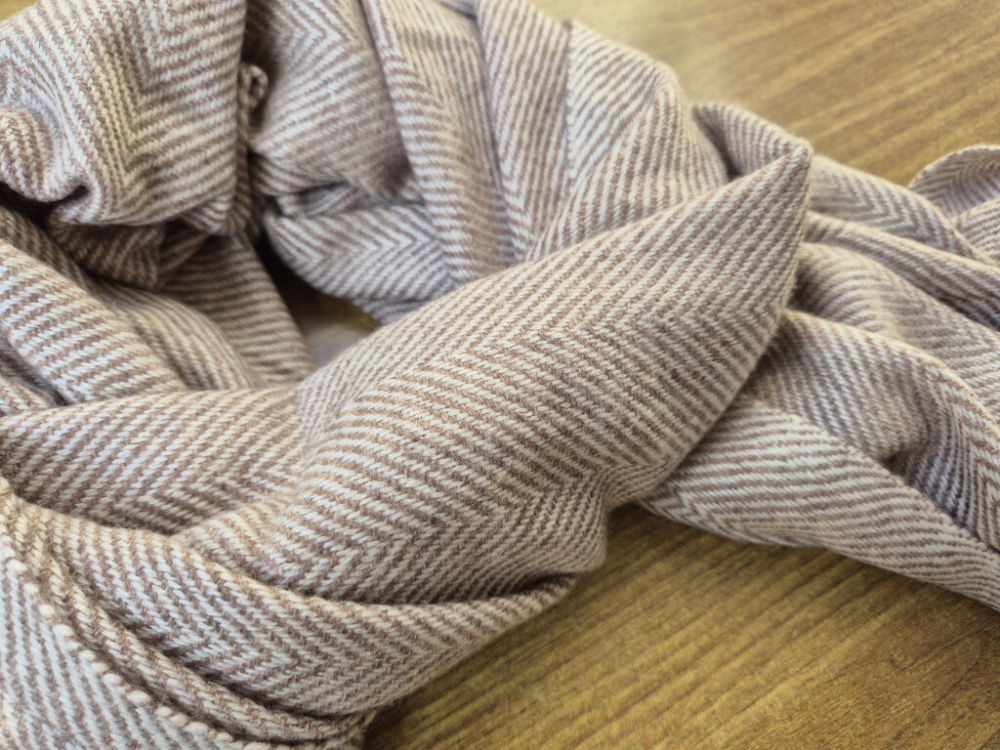 Preview: Kaschmir-Schal im klassischen Fischgrät-Design | Helles Kupfer & Creme | handgewebt von LWH | 70×200 cm